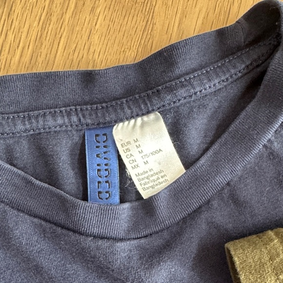 H&M Bundle of 2 Short Sleeve Tees – Size Medium - Picture 3 of 4